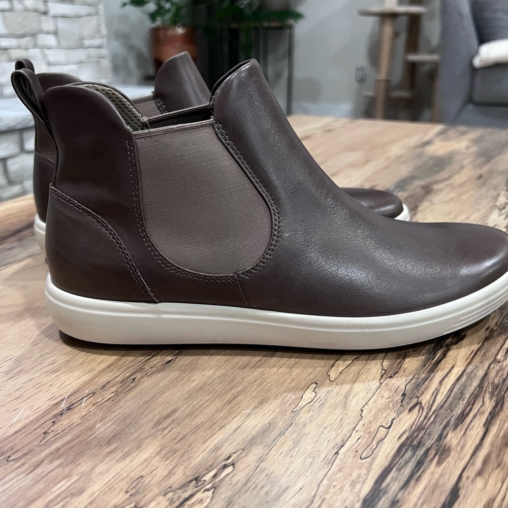 ECCO Women’s Soft 7 Chelsea Sneaker